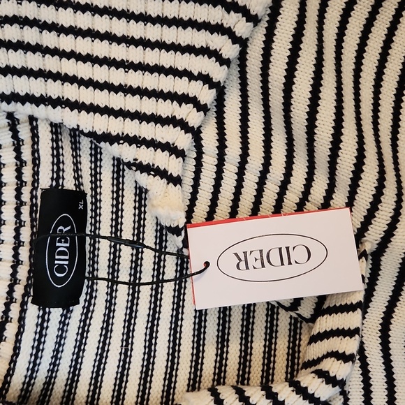 Cider brand NWT cropped sweater size XL 2 front pockets wide collar white black - Picture 7 of 8